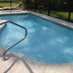 Comment entretenir un jardin avec une piscine en hiver